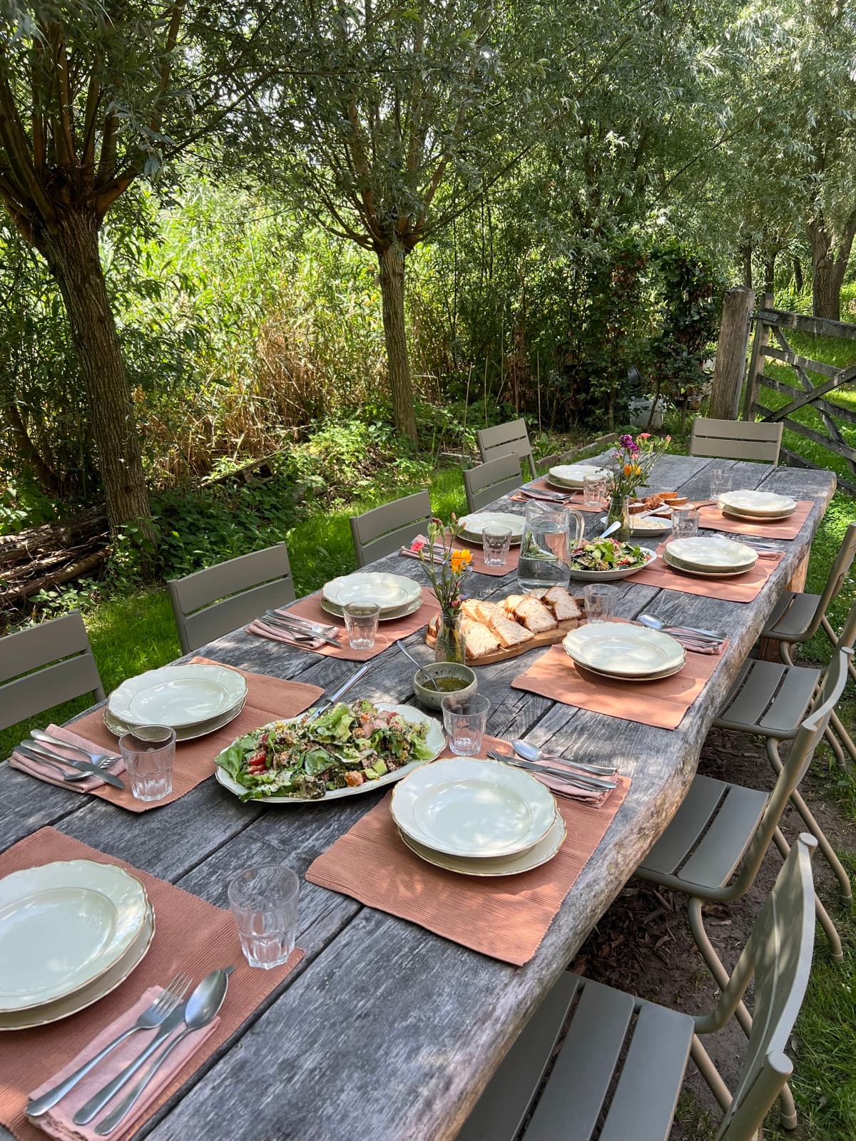 Samen eten aan de lange tafel